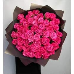 Букет из розы космик 50см в темной упаковке